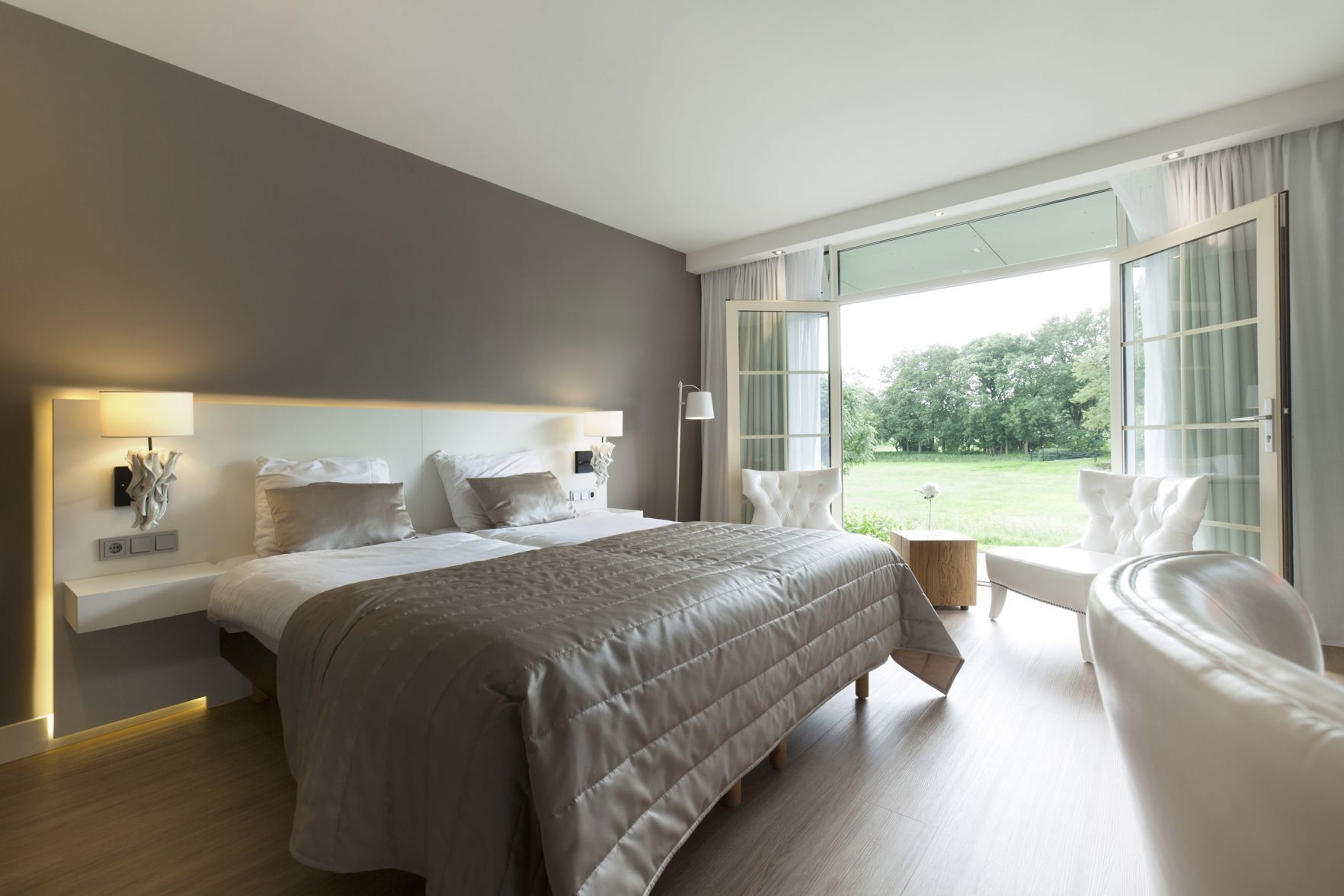 Coffres-forts dans les chambres, bureau, Wi-Fi gratuit, draps fournis