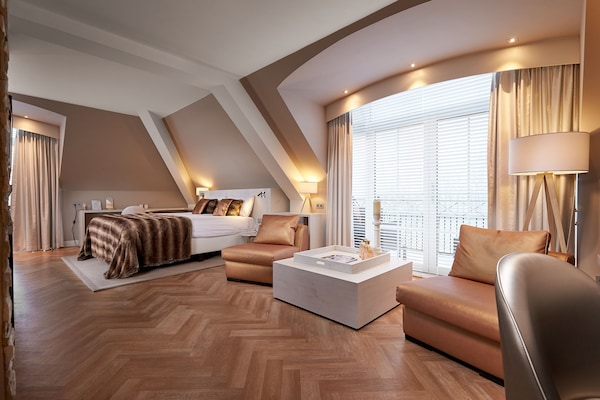 Sunrise Suite | In-room safe, desk, free WiFi, bed sheets