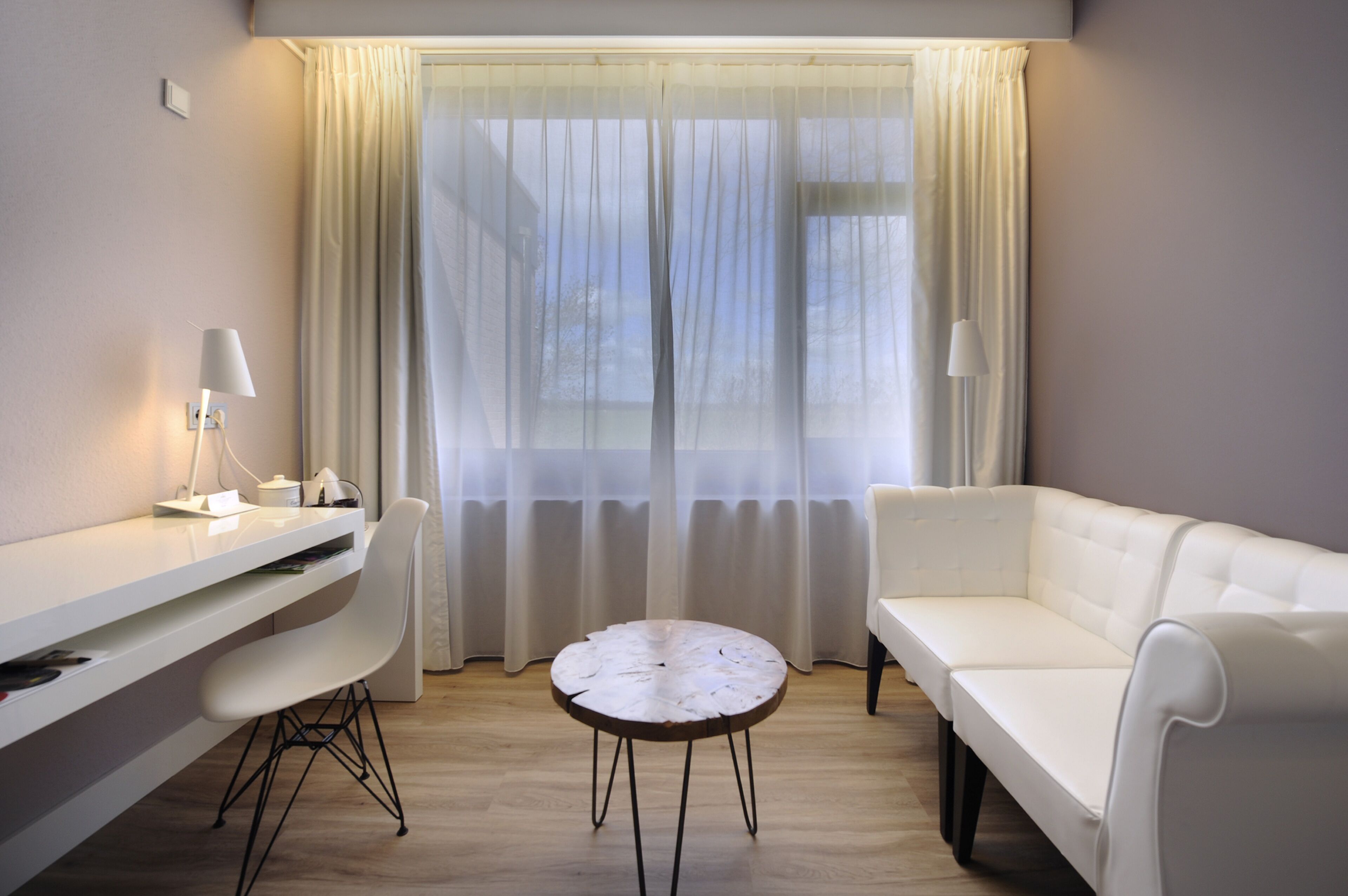 standard room (pet friendly) | in-room safe, desk, free wifi, bed sheets