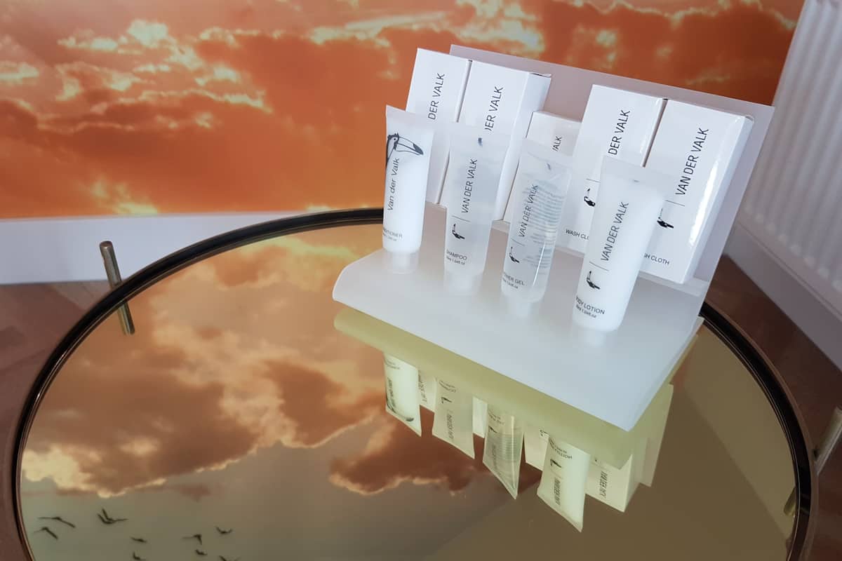 suite (sunrise) | bathroom amenities | combined shower/bathtub, free toiletries, hair dryer, towels
