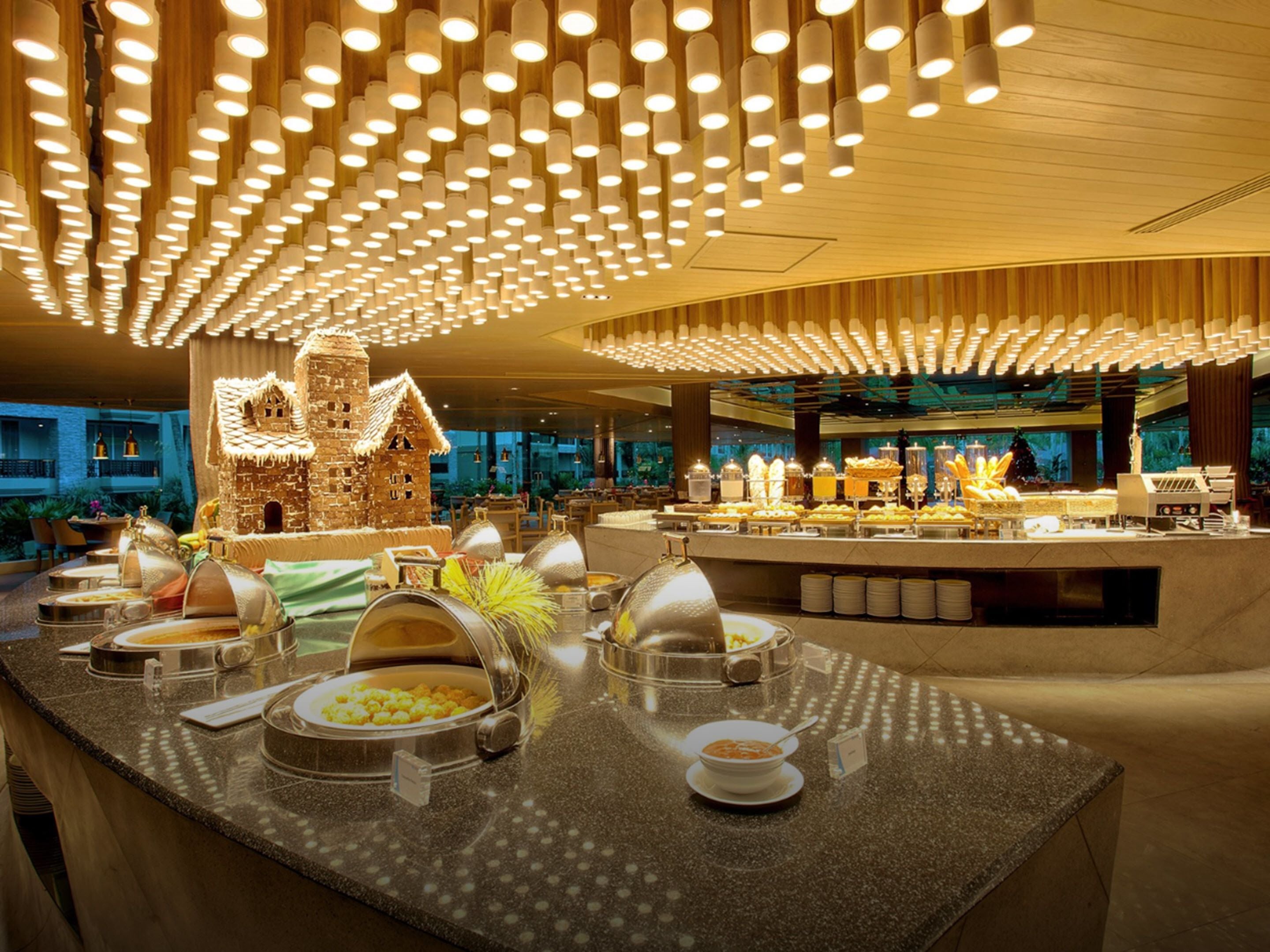 3 restaurants, breakfast, lunch, dinner served; italian cuisine