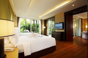 Suite, toegang tot zwembad (Moken) | Een minibar, een kluis op de kamer, een bureau, geluiddichte muren