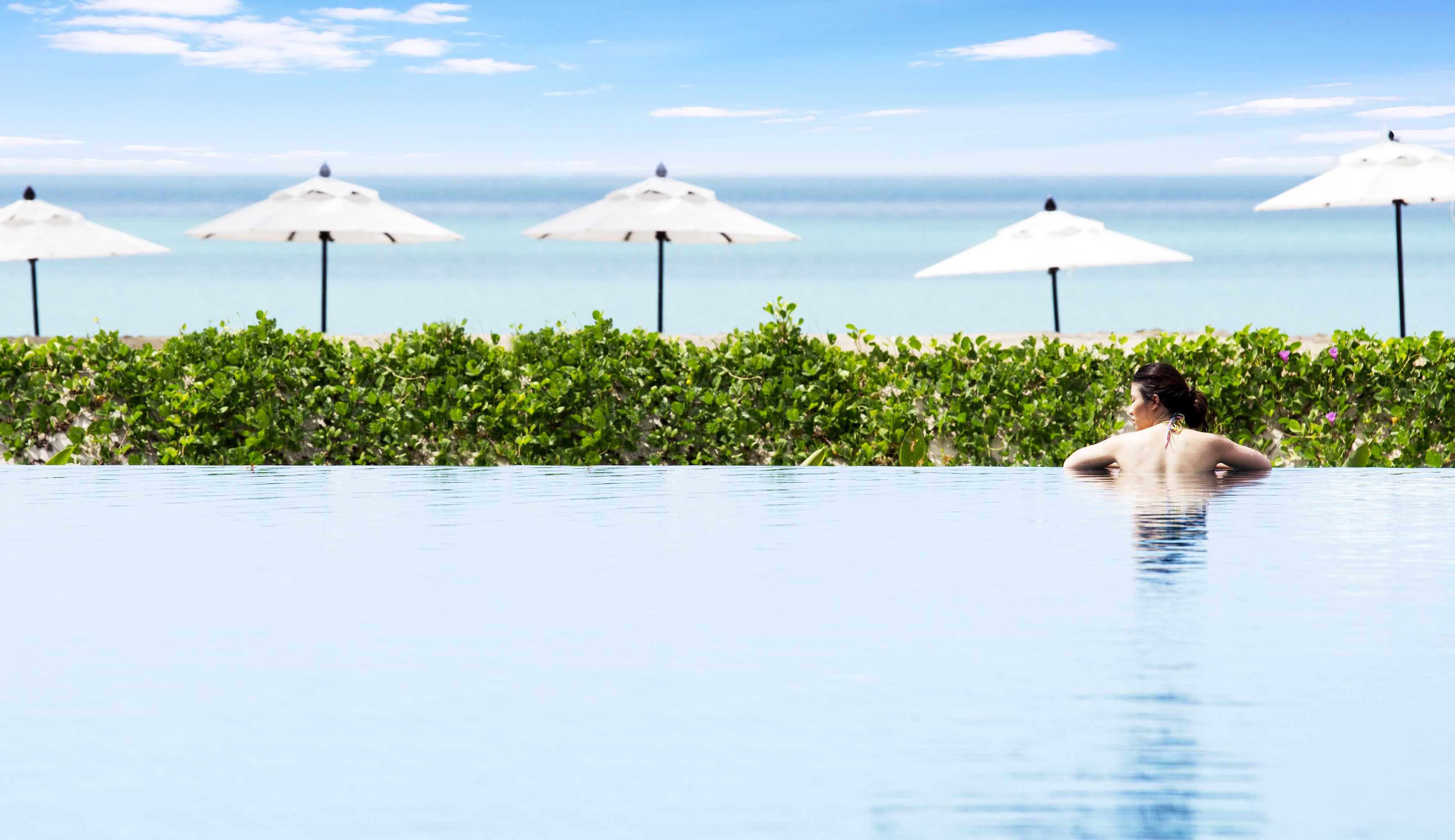 สระว่ายน้ำกลางแจ้ง, ร่มริมสระว่ายน้ำ, เก้าอี้อาบแดดริมสระ