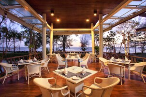 3 restaurantes; se sirve desayuno, almuerzo y cena; cocina italiana