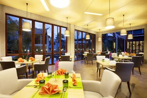 3 restaurants; breakfast, lunch, and dinner served