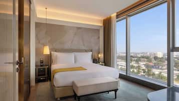 Minibar, caja de seguridad en la habitación y escritorio