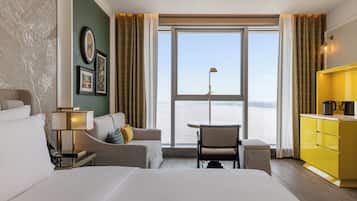 Prestige deluxe room | Minibar, in-room safe, desk, soundproofing