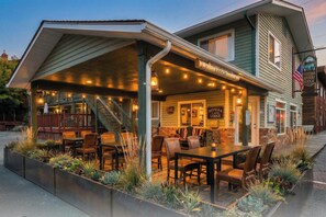 Terrace/patio - Western Riviera Lakeside Lodging (Grand Lake)