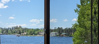 Western Riviera Lakeside Lodging