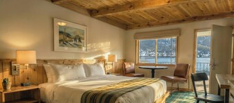 Western Riviera Lakeside Lodging