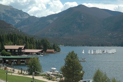 Western Riviera 湖畔住宿