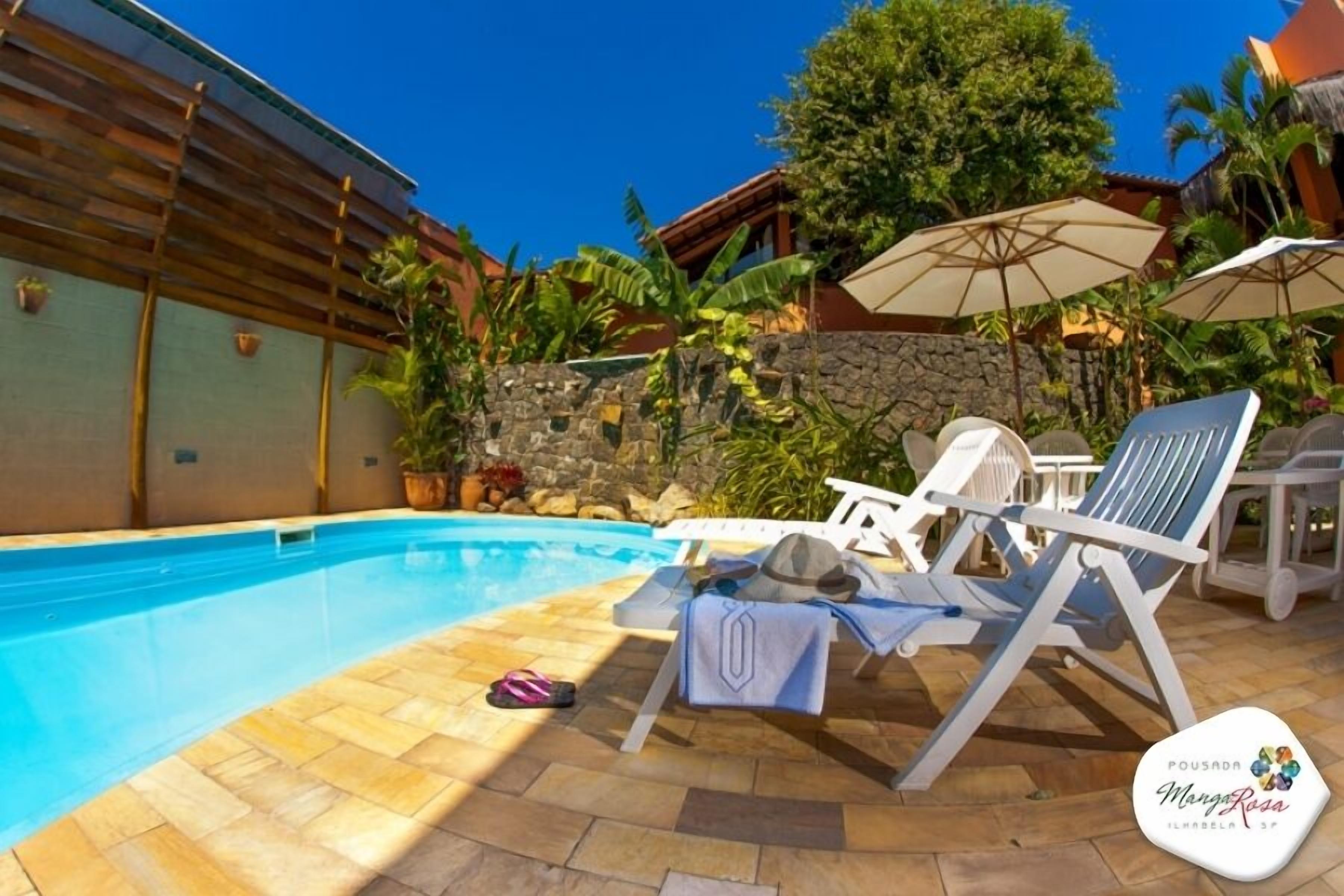 Una piscina al aire libre (de 10:00 a 22:00), tumbonas