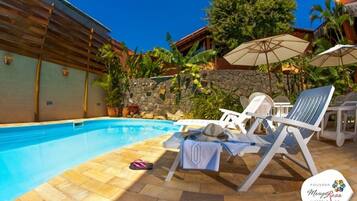 Outdoor pool, open 10 AM to 10 PM, pool loungers