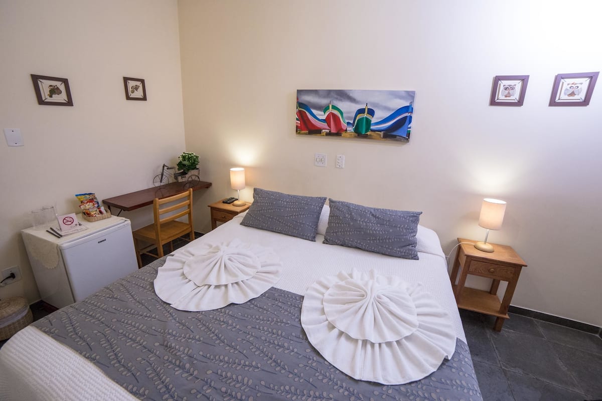 Standard-Doppel- oder -Zweibettzimmer | Minibar, Zimmersafe, Bügeleisen/Bügelbrett, kostenloses WLAN