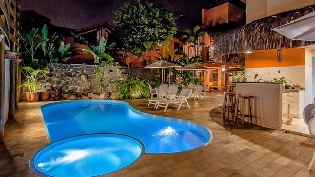 Outdoor pool, open 10 AM to 10 PM, pool loungers - Pousada Manga Rosa (Ilhabela)
