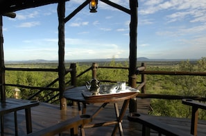 Outdoor dining - Kirawira Serena Camp (Serengeti National Park)