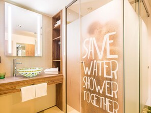 Hypo-allergenic bedding, in-room safe, desk, laptop workspace - Ibis Styles Wien City (Vienna)