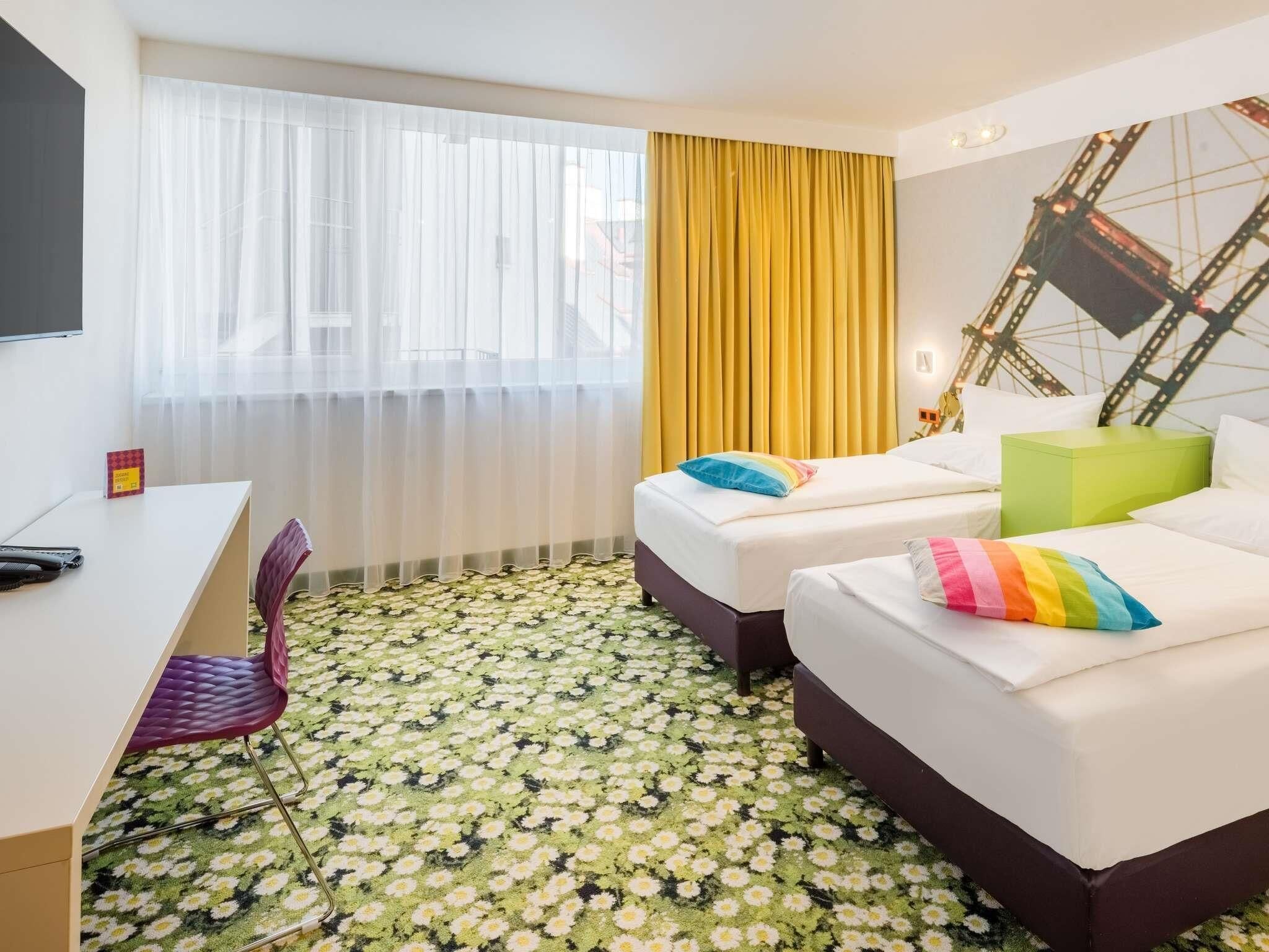 Standard Twin Room | Hypo-allergenic bedding, in-room safe, desk, laptop workspace