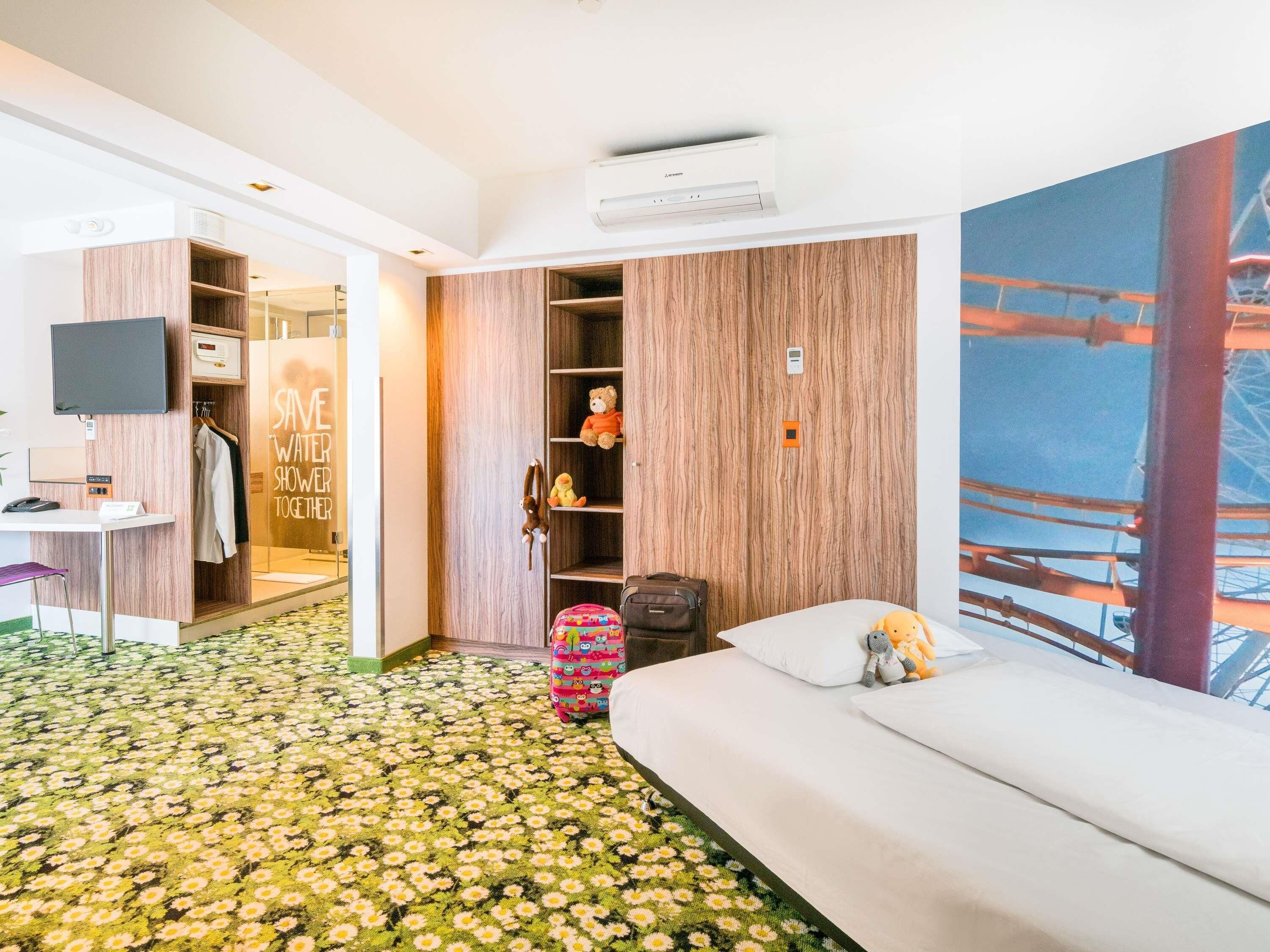 Family Suite, 1 Double Bed with Sofa bed | Hypo-allergenic bedding, in-room safe, desk, laptop workspace