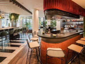 Bar (trong khuôn viên)