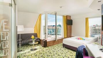 Family Suite, 1 Double Bed with Sofa bed | Hypo-allergenic bedding, in-room safe, desk, laptop workspace