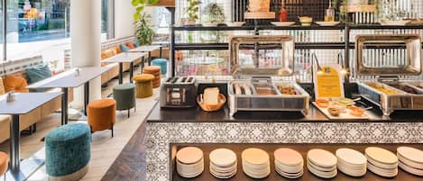 Tägliches Frühstücksbuffet (19 EUR pro Person)