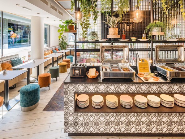 Desayuno buffet diario (EUR 19 por persona)