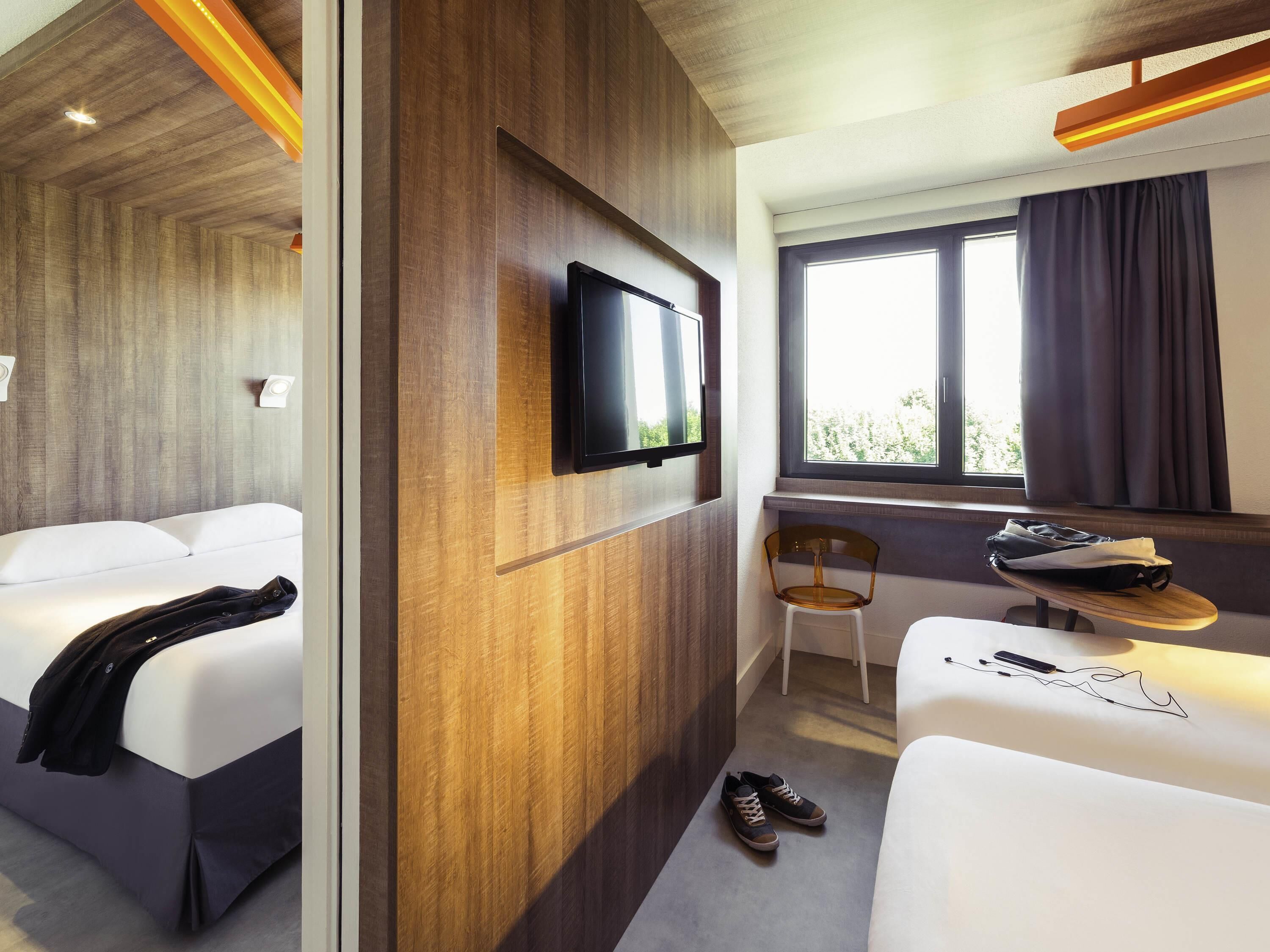 เตียงพร้อมฟูกเสริมที่นอน, ตู้นิรภัยในห้องพัก, โต๊ะทำงาน, ห้องเก็บเสียง