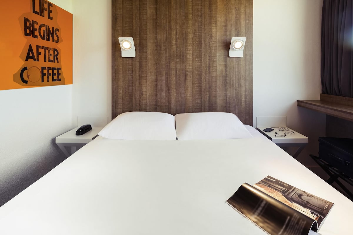 Habitación estándar, 2 camas individuales | Camas con pillow-top, caja de seguridad en la habitación y escritorio