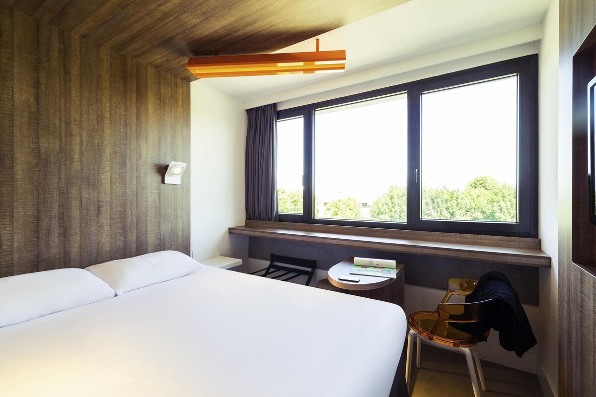 Standard Room, 1 Katil Kelamin (Double) | Tilam berlapik, peti besi dalam bilik, meja, kalis bunyi 