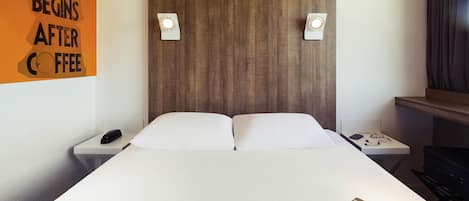 Camas con pillow-top, caja de seguridad en la habitación y escritorio