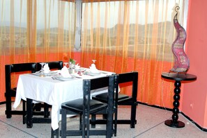 Breakfast, lunch, dinner served; local and international cuisine - Hôtel Continental Khenifra (Khenifra)