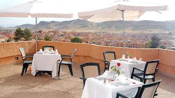 S'hi serveixen esmorzars, dinars i plats de cuina local i internacional