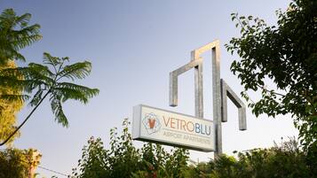 Señal para VetroBlu Airport Apartments, con un diseño moderno y un logotipo.
