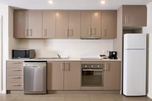 Refrigerador con freezer, microondas, placa de cocina, lavavajillas