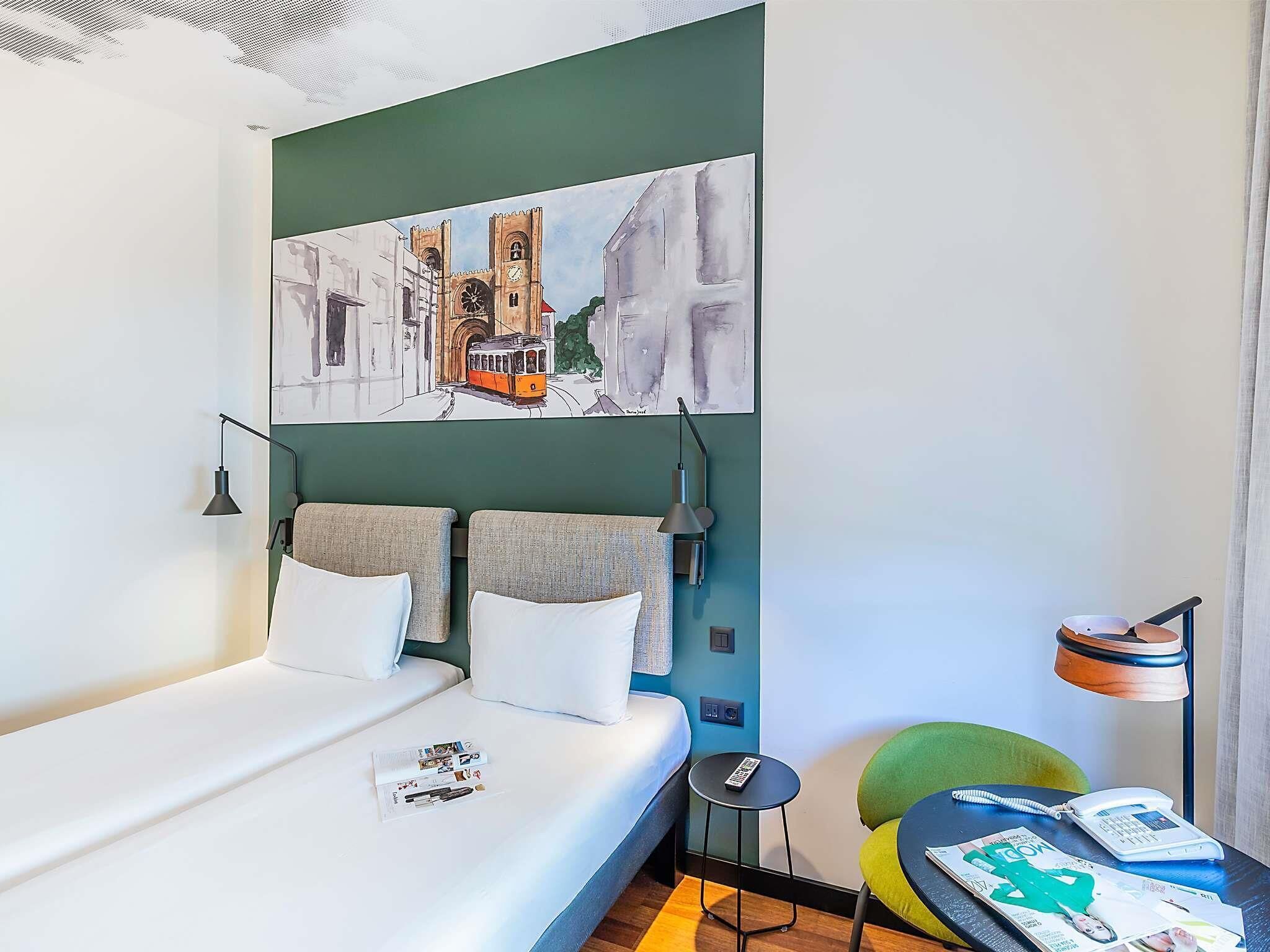 Chambre avec lits jumeaux, 2 lits une place (Renovated) | Literie de qualité supérieure, coffres-forts dans les chambres, bureau