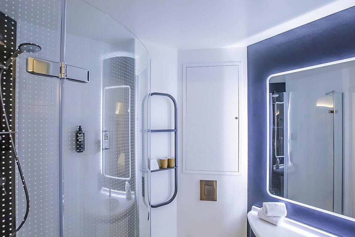 room, 1 double bed | premium bedding, in-room safe, desk, iron/ironing board