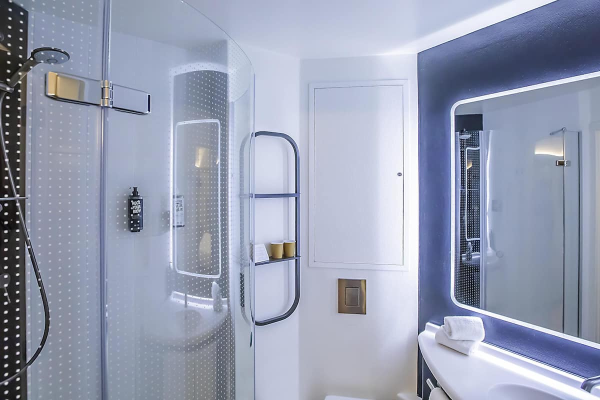 Kamer, 1 tweepersoonsbed | Luxe beddengoed, een kluis op de kamer, een bureau