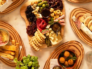 Petit déjeuner, déjeuner et dîner servis sur place