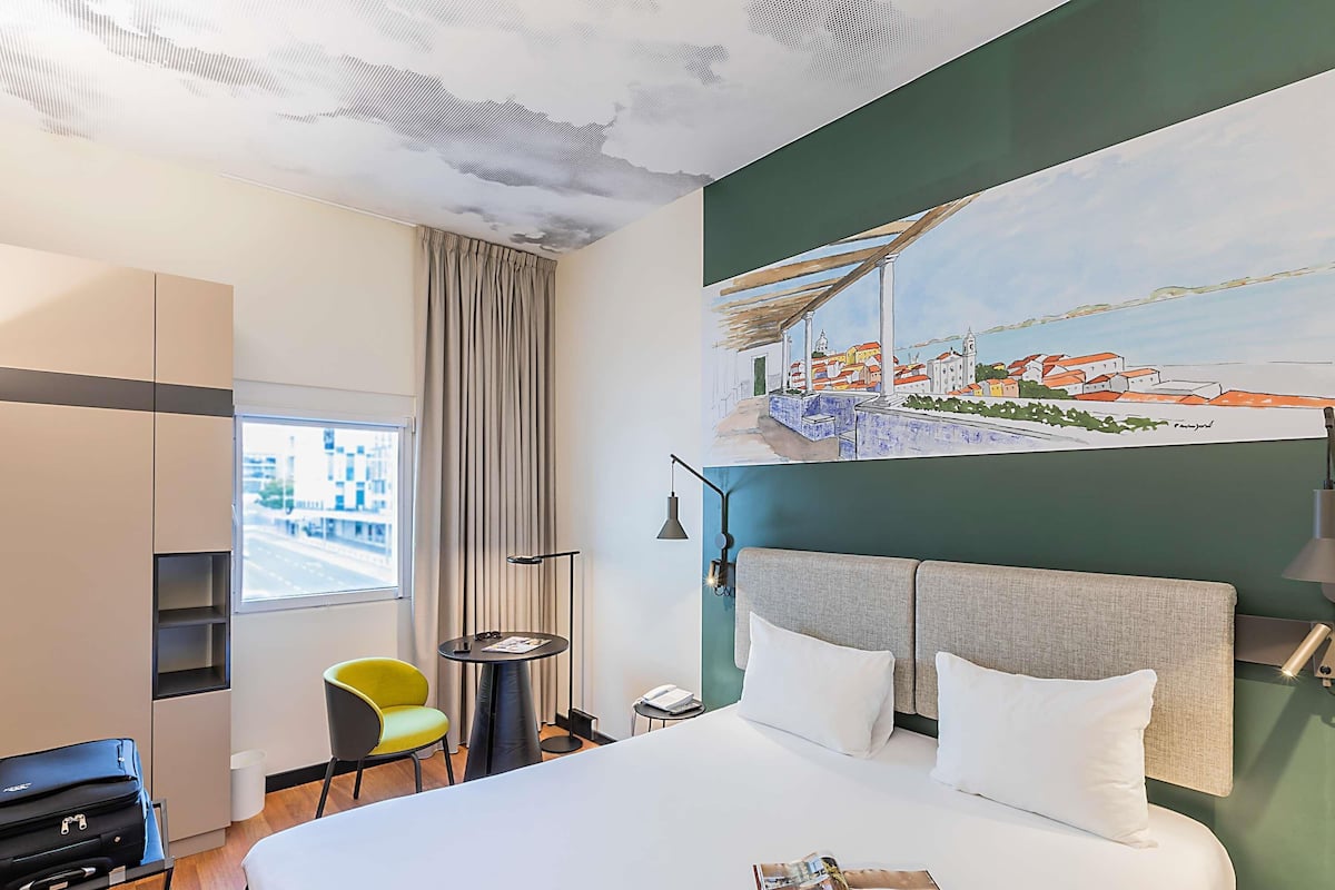 Room, 1 Double Bed | Premium bedding, in-room safe, desk, laptop workspace