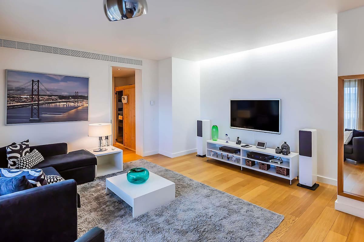 Ropa de cama de alta calidad y caja de seguridad en la habitación