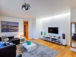 Suite, 1 cama doble con sofá cama | Ropa de cama de alta calidad, caja fuerte, escritorio