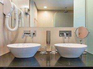 Svit - 1 dubbelsäng med bäddsoffa | Sängtillbehör av högsta kvalitet och värdeförvaringsskåp på rummet