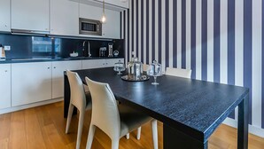 Suíte, 1 cama de casal e sofá-cama | Roupas de cama premium, cofres nos quartos, escrivaninha