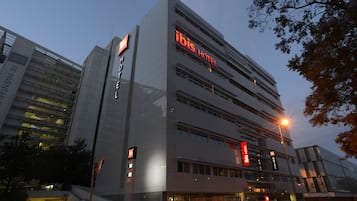 Vista frontal de la propiedad por la tarde o noche