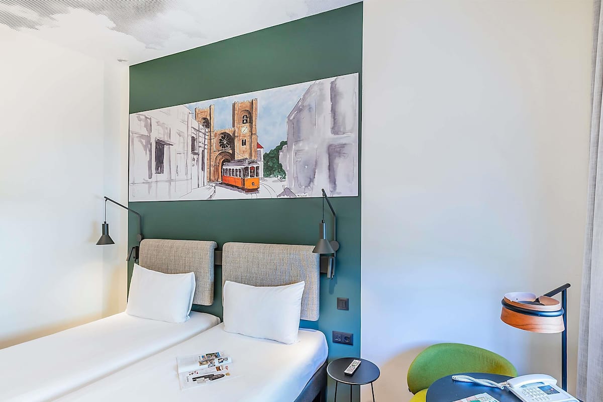 Twin kamer, 2 eenpersoonsbedden (Renovated) | Luxe beddengoed, een kluis op de kamer, een bureau