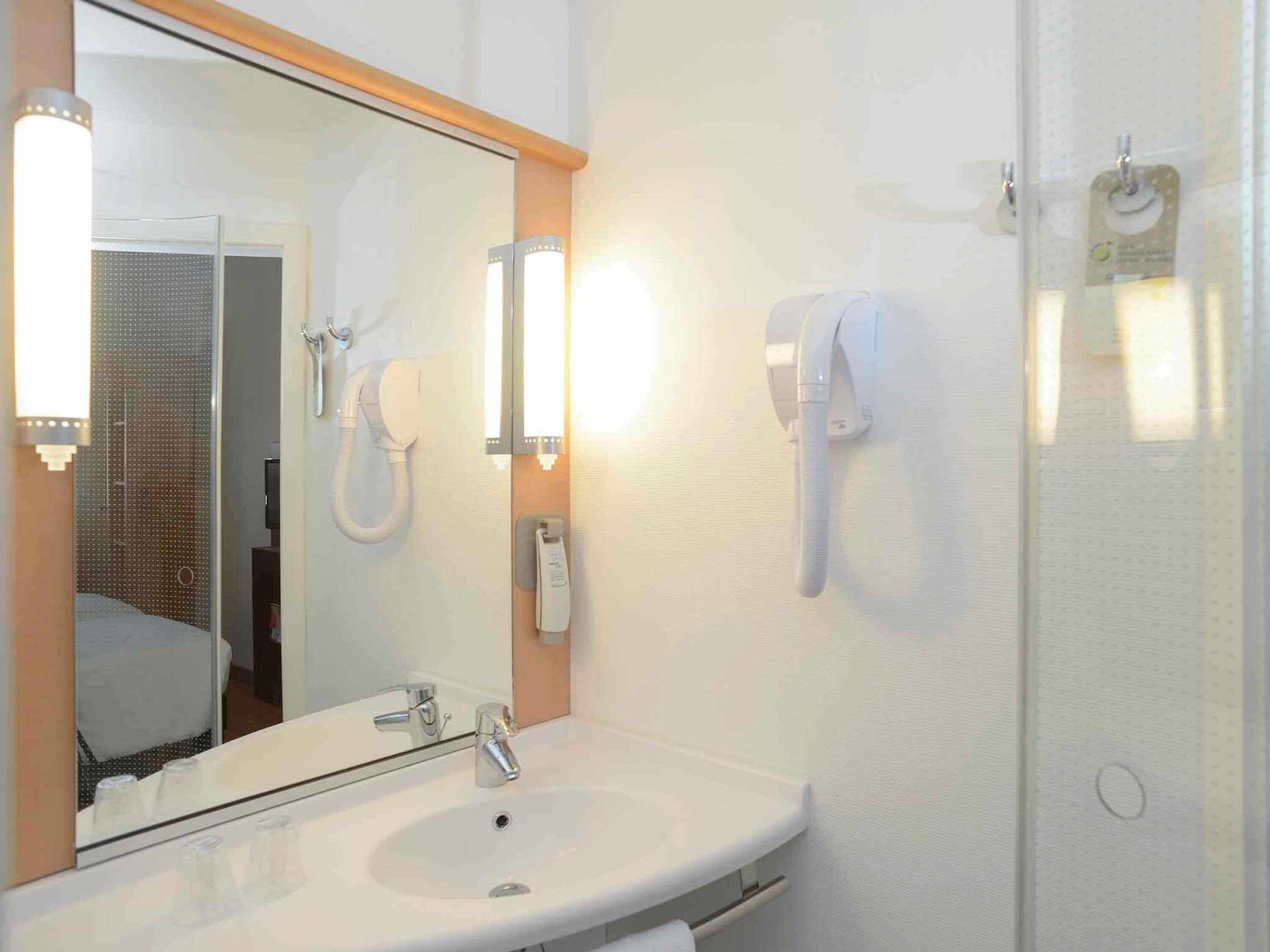 Ropa de cama de alta calidad y caja de seguridad en la habitación 
