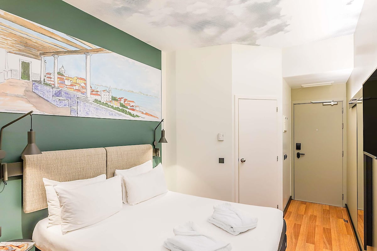 Ropa de cama de alta calidad y caja de seguridad en la habitación