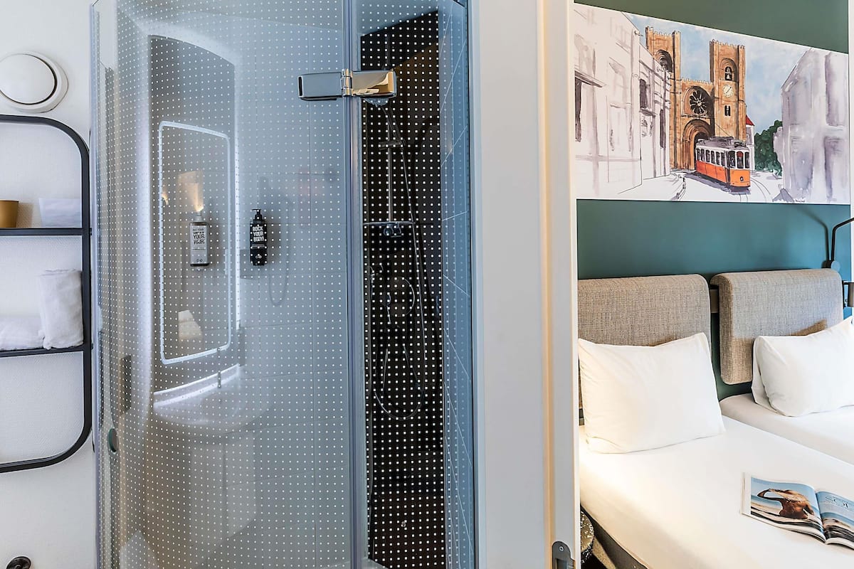 Ropa de cama de alta calidad y caja de seguridad en la habitación