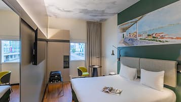 Room, 1 Katil Kelamin (Double) | Peralatan tempat tidur premium, peti besi dalam bilik, meja